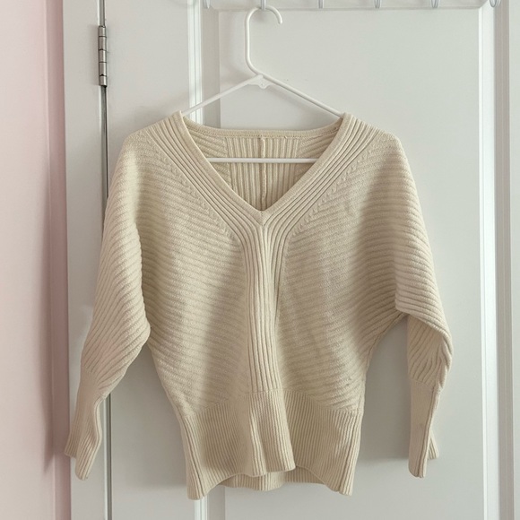 Trina Turk Sweaters - trina turk 100% merino wool cream v neck sweater